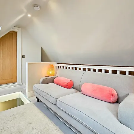 아파트 Exclusive 3 Bedroom Penthouse - 2 Bath & Mezzanine 해러게이트