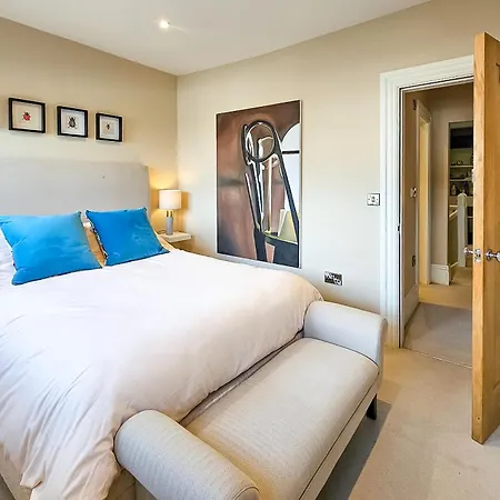 Exclusive 3 Bedroom Penthouse - 2 Bath & Mezzanine