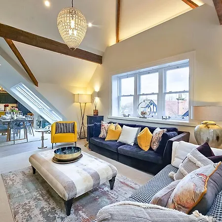 Exclusive 3 Bedroom Penthouse - 2 Bath & Mezzanine Apartmán *