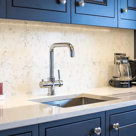 Exclusive 3 Bedroom Penthouse - 2 Bath & Mezzanine 해러게이트