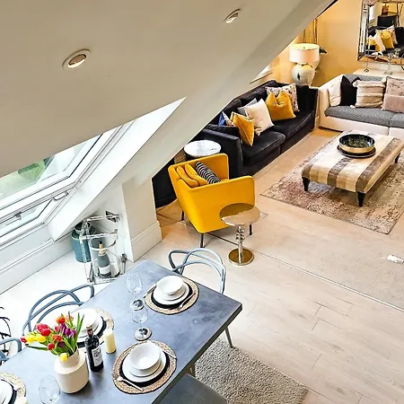 Exclusive 3 Bedroom Penthouse - 2 Bath & Mezzanine Apartamento *