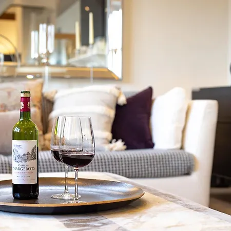 Exclusive 3 Bedroom Penthouse - 2 Bath & Mezzanine Apartmán