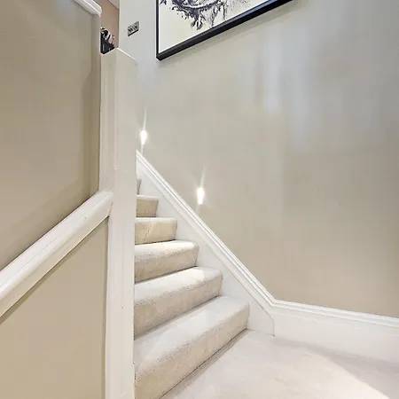 Exclusive 3 Bedroom Penthouse - 2 Bath & Mezzanine Apartmán *