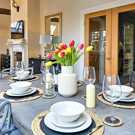 Exclusive 3 Bedroom Penthouse - 2 Bath & Mezzanine 아파트 해러게이트