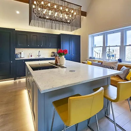 아파트 Exclusive 3 Bedroom Penthouse - 2 Bath & Mezzanine 해러게이트