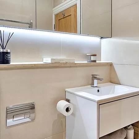 Exclusive 3 Bedroom Penthouse - 2 Bath & Mezzanine Apartamento
