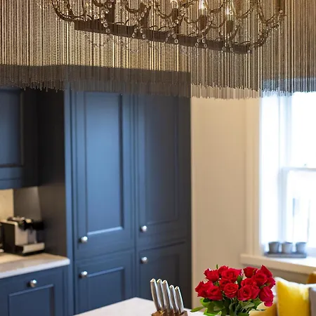 아파트 Exclusive 3 Bedroom Penthouse - 2 Bath & Mezzanine *