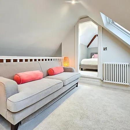 Exclusive 3 Bedroom Penthouse - 2 Bath & Mezzanine 해러게이트