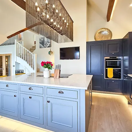 Exclusive 3 Bedroom Penthouse - 2 Bath & Mezzanine Apartmán