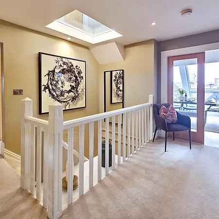 Exclusive 3 Bedroom Penthouse - 2 Bath & Mezzanine 아파트 *