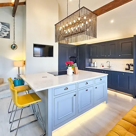 Exclusive 3 Bedroom Penthouse - 2 Bath & Mezzanine 아파트 해러게이트