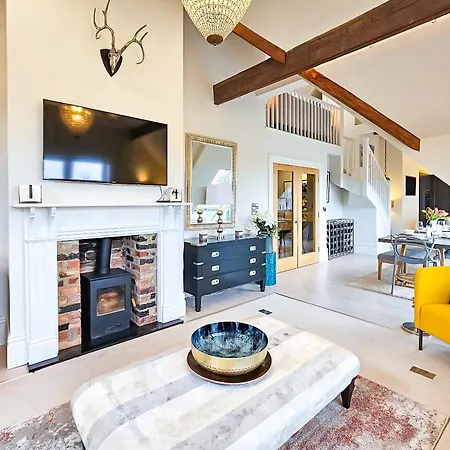 아파트 Exclusive 3 Bedroom Penthouse - 2 Bath & Mezzanine *