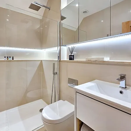 Exclusive 3 Bedroom Penthouse - 2 Bath & Mezzanine Apartman