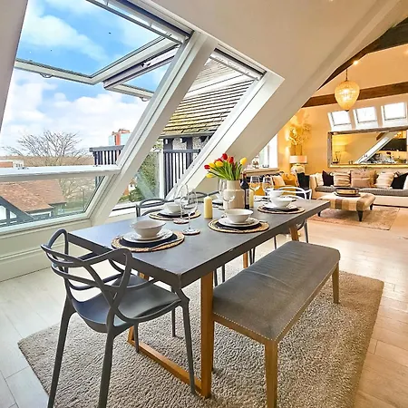Exclusive 3 Bedroom Penthouse - 2 Bath & Mezzanine Apartman Harrogate
