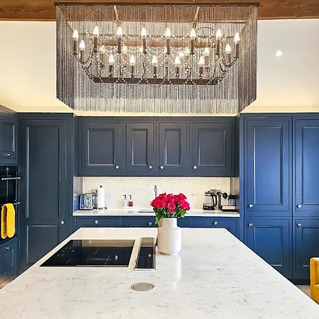 Apartman Exclusive 3 Bedroom Penthouse - 2 Bath & Mezzanine