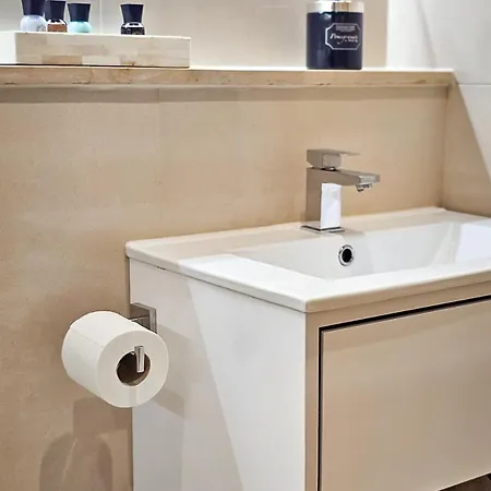 Exclusive 3 Bedroom Penthouse - 2 Bath & Mezzanine *