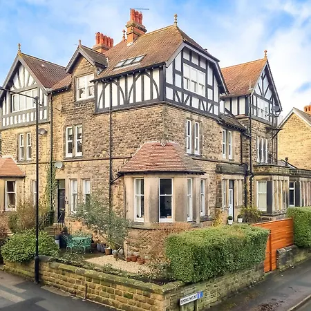 Exclusive 3 Bedroom Penthouse - 2 Bath & Mezzanine Apartman Harrogate